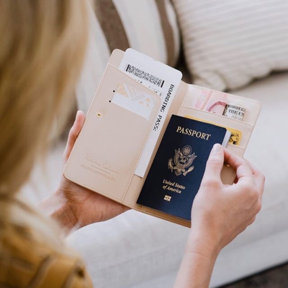 Causebox Glassladder passport holder